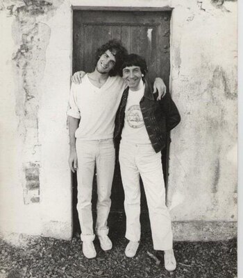 Robertino Granados junto a Luis