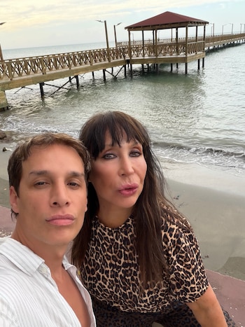 Moria Casán se fotografió junto a Galo Sotto frente a un muelle de madera sobre el mar, en una postal más íntima de sus vacaciones caribeñas