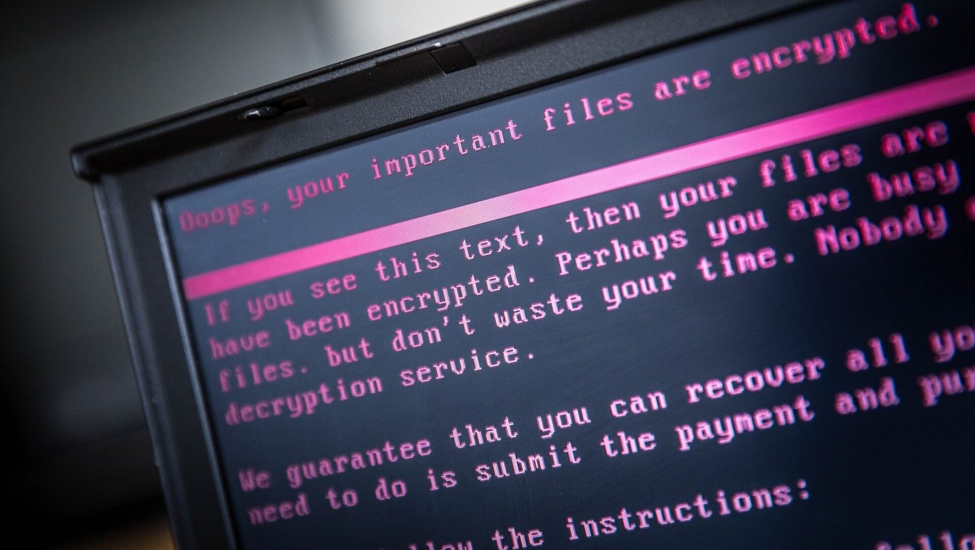 Una laptop muestra un mensaje de ransomware como parte de un ciberataque global. Esta amenaza, que creció 20% en 2024, representa el 41% de todos los ataques efectivos (AFP/Rob Engelaar)