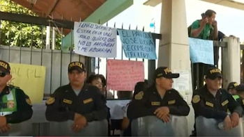 Estudiantes tomaron el campus en la madrugada, instalaron barricadas y entregaron un petitorio con 21 demandas que incluye la elección de un nuevo consejo universitario y mejoras en los servicios básicos