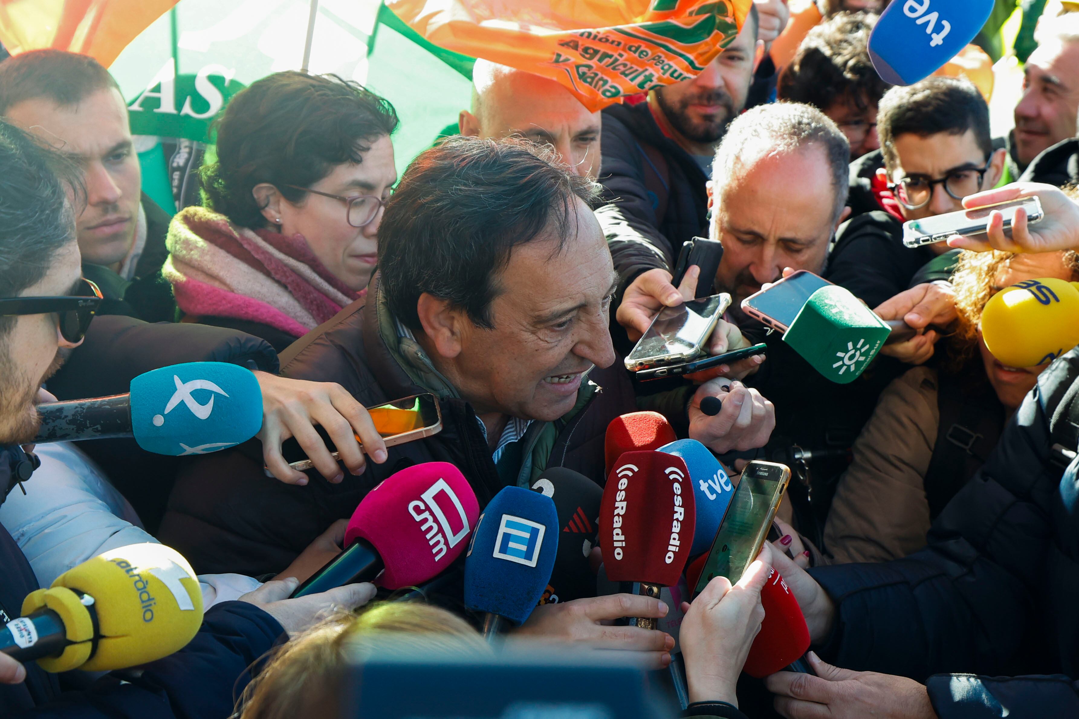 El presidente de ASAJA, Pedro Barato, atiende a la prensa durante la manifestación (EFE/ J.J. Guillén)