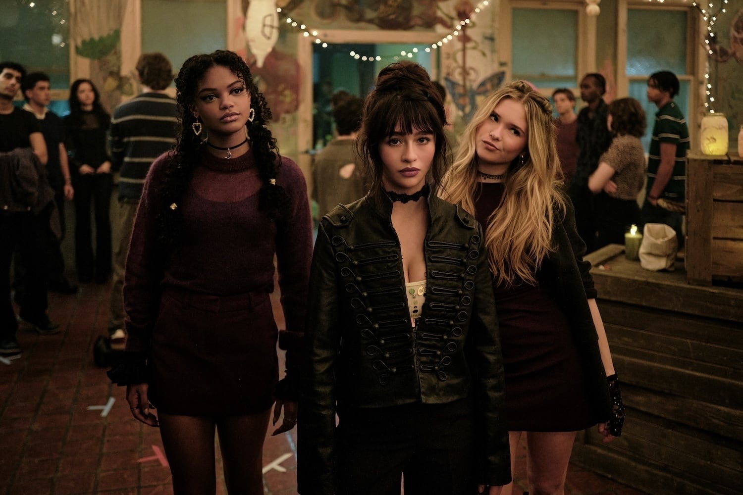 Malina Pauli Weissman interpreta a Briar, una joven que descubre su vínculo con la magia en Coven Academy: El secreto de las brujas. (Disney+)