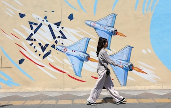 Una joven iraní pasa junto a un mural antiisraelí en una calle de Teherán, Irán, el lunes 8 de junio (EFE)