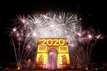 Fuegos artificiales en Arco del Triunfo anuncian la llegada del año 2020 (REUTERS/Benoit Tessier)