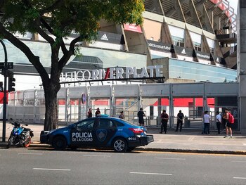 Un patrullero y una moto