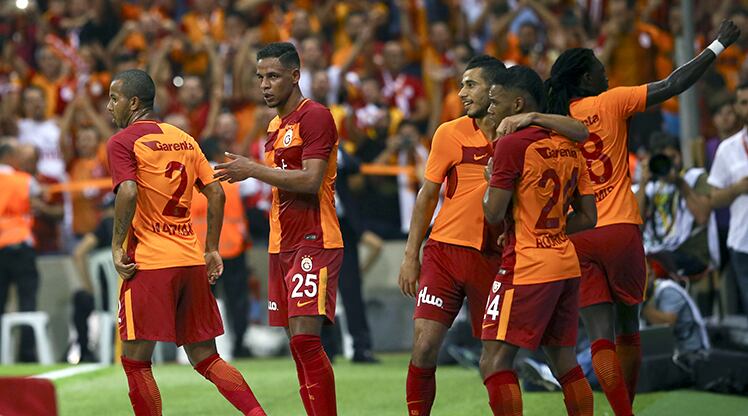 El delantero francés, Bafetimbi Gomis, y el volante brasileño, Fernando, eran las figuras de un Galatasaray que salió campeón de la Copa UEFA en 2000, y tiene 25 ligas de Turquía. - créditos: ©Anadolu Ajans