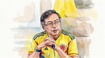 Pintura en acuarela de Gustavo Petro con gafas, cabello oscuro y canas, usando la camiseta amarilla de la selección Colombia con escudo y logo Adidas.