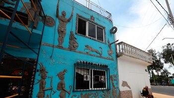 Escultor recreó una escuela mexica