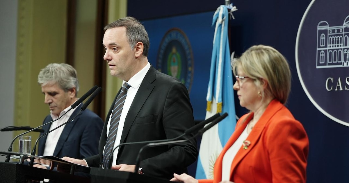 How was the tense conference that Adorni led: he took two ministers and did not answer questions