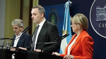 Cómo se vivió la tensa conferencia que encabezó Adorni: llevó a dos ministros y no respondió preguntas
