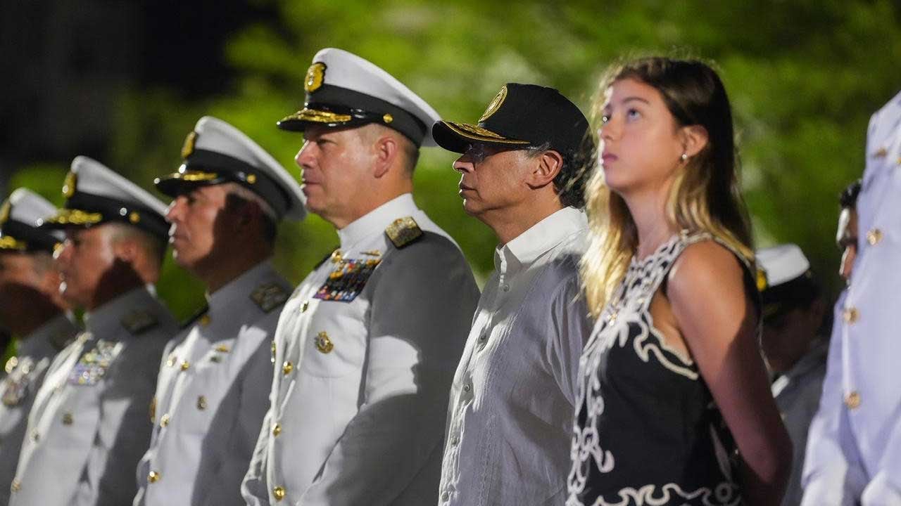Antonella Petro Alcocer junto al presidente Gustavo Petro durante la ceremonia de entrega de la patrullera ARC 24 de Julio en Cartagena - crédito Ovidio González/Presidencia