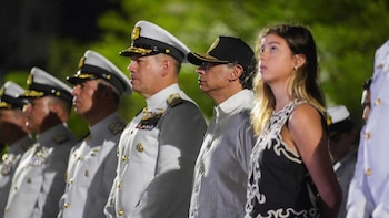 Antonella Petro Alcocer junto al presidente Gustavo Petro durante la ceremonia de entrega de la patrullera ARC 24 de Julio en Cartagena - crédito Ovidio González/Presidencia