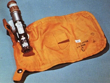 Una de las 96 bolsas con residuos biológicos que permanecen en la Luna tras las misiones Apolo (NASA)