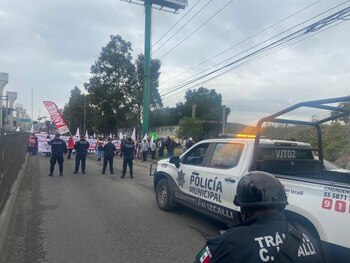 Manifestación Izcalli autopista Mex-Qro laterales
