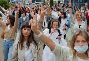 Mujeres participan en una manifestación contra la violencia policial en Minsk, Bielorrusia, Agosto 12, 2020. REUTERS/Vasily Fedosenko