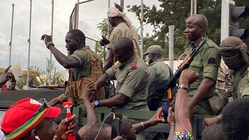 Soldados de Mali celebran el