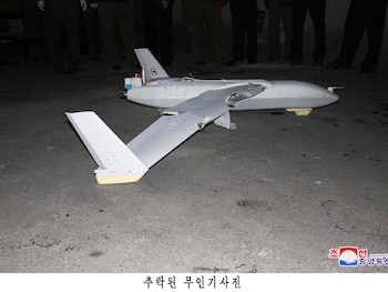 Los restos de un dron estrellado se muestran en una foto publicada por la Agencia Central de Noticias de Corea del Norte, el 19 de octubre de 2024. KCNA vía REUTERS