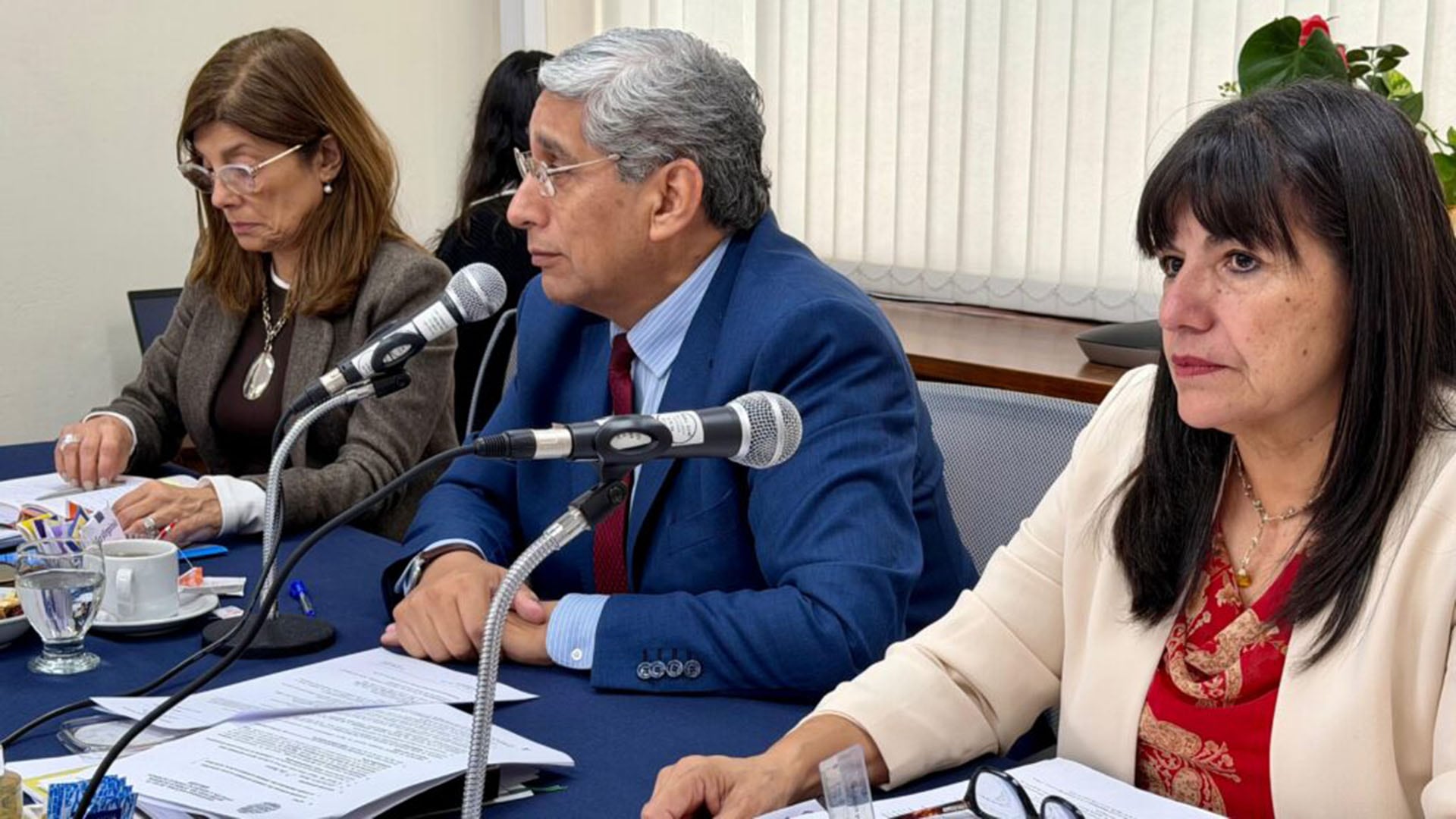 La vicerrectora Maria Rita Martearena (izquierda), el rector Miguel Martín Nina y la titular del Consejo Superior, Angélica Elvira Astorga (derecha) durante la presentación del Informe de Gestión 2025 (Universidad Nacional de Salta)