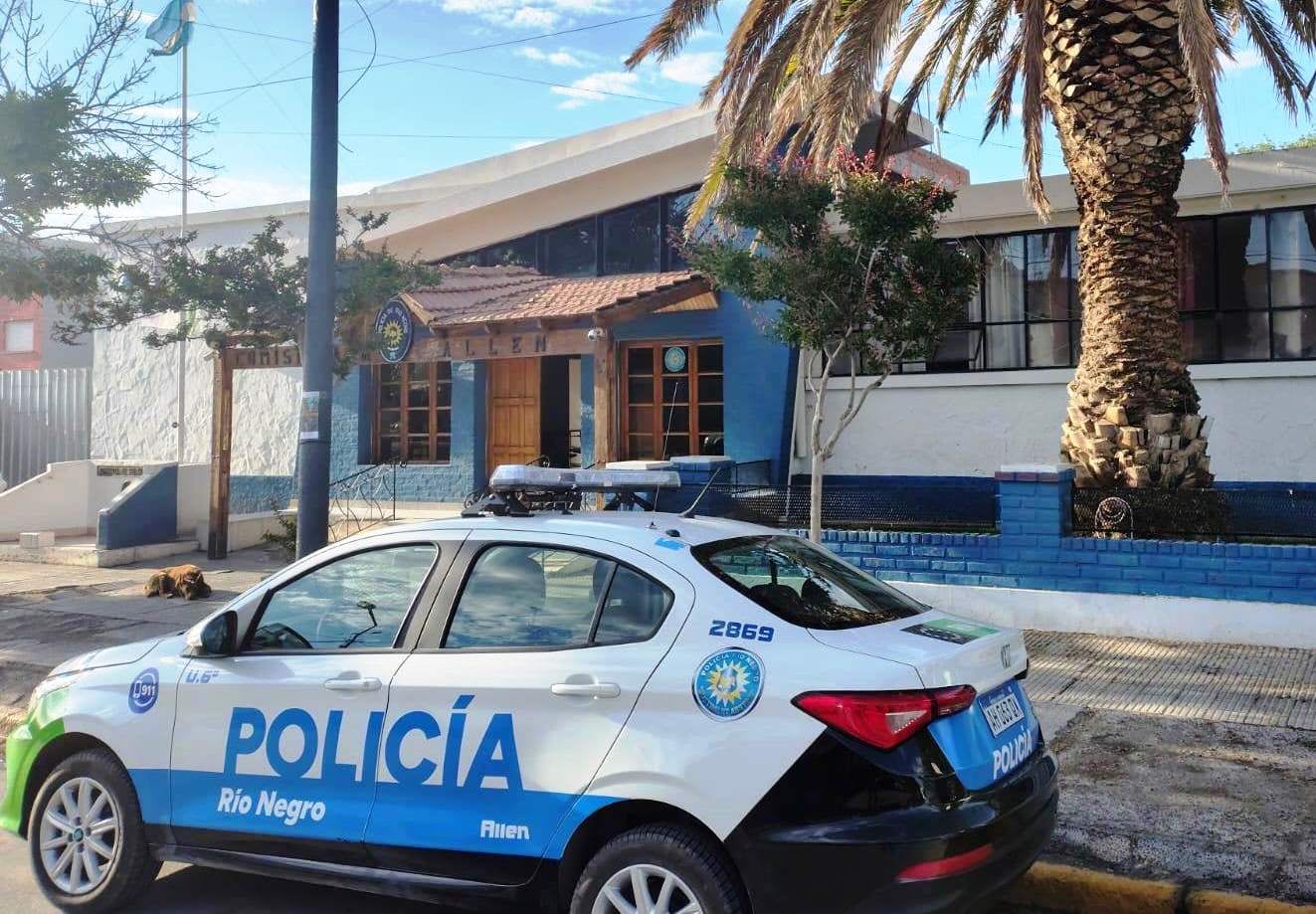 El ataque en Allen comenzó cerca de las 6 de la mañana, cuando un llamado al 911 RN Emergencias alertó sobre golpes, gritos y presuntos disparos