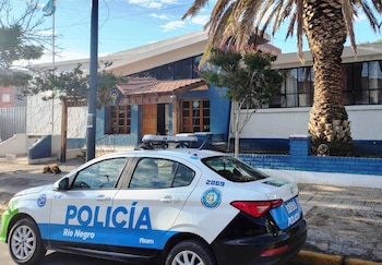 El ataque en Allen comenzó cerca de las 6 de la mañana, cuando un llamado al 911 RN Emergencias alertó sobre golpes, gritos y presuntos disparos