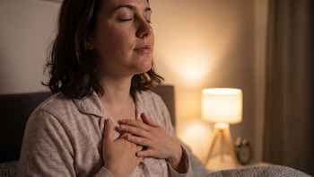 Una rutina nocturna con cena temprana, caminata y relajación puede mejorar la regularidad intestinal matinal