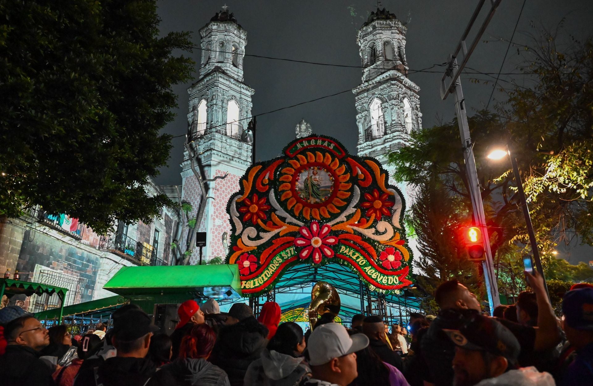 La SSC despliega 102 elementos para resguardar el evento de Fórmula 1 mientras miles de fieles acuden al templo de San Hipólito en el centro de la Ciudad de México. FOTO: ESTRELLA JOSENTO/CUARTOSCURO.COM