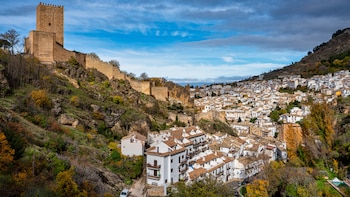 El precioso pueblo rodeado de naturaleza donde se come de lujo: famoso por su cordero segureño y con restaurantes de premio