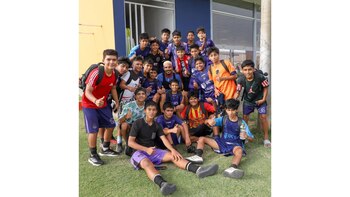 Paolo Guerrero junto a los jugadores de las canteras de César Vallejo.