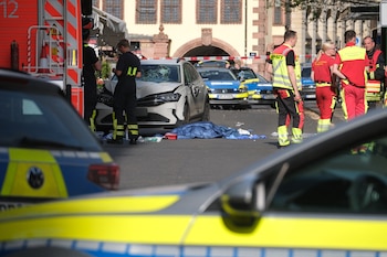Policía y miembros del servicio de Emergencias en Leipzig, Alemania, donde se ha producido un atropello múltiple. Al menos dos personas murieron y otras dos resultaron gravemente heridas tras ser embestidas por un todoterreno Volkswagen en una zona peatonal de Leipzig. (Sebastian Willnow / dpa / AFP)