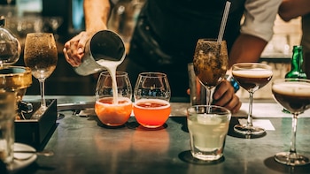 La coctelería se reinventa para atraer al público con experiencias efímeras y música HI-END: “El cliente está sobreestimulado y ya no sale por salir”