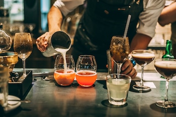 Un bartender prepara cócteles en una barra (Archivo)