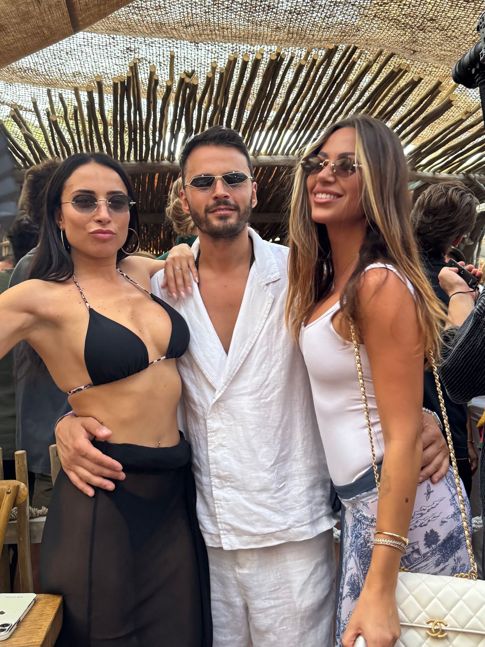 Otra postal de los dueños de la agencia junto a otra mujer en una de las celebraciones en Mykonos, Grecia