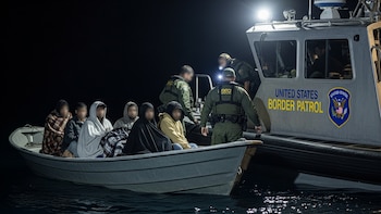 Arrestan a dos polizones dominicanos por contrabando de 64 migrantes a Puerto Rico