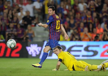 Leo Messi marca gol a Iker Casillas en un Clásico. (Lluis Gene/AFP)