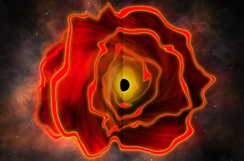 Un agujero negro central rodeado por capas concéntricas de luz amarilla y roja que forman un patrón ondulado sobre un fondo de nebulosa y estrellas