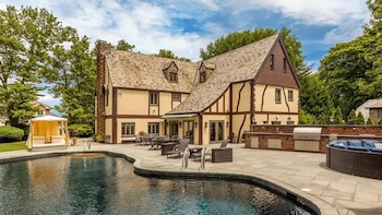 La gran piscina del patio