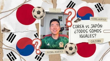 Collage estilo scrapbook con un influencer coreano sonriente en el centro, rodeado de balones de fútbol, banderas de Corea y Japón, y signos de interrogación.