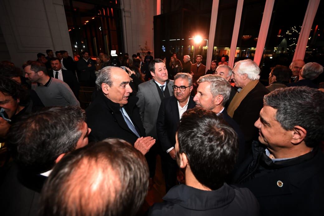 Guillermo Francos junto a gobernadores en La Rural