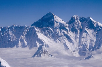 El Departamento de Turismo de Nepal emitió un récord de 425 permisos de ascenso al Everest, reflejando una demanda internacional sin precedentes /EFE/Narendra Shrestha
