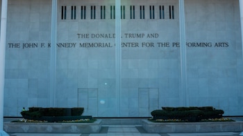 Trump carga contra el juez que frenó la reforma del Kennedy Center y augura el "colapso" de la institución