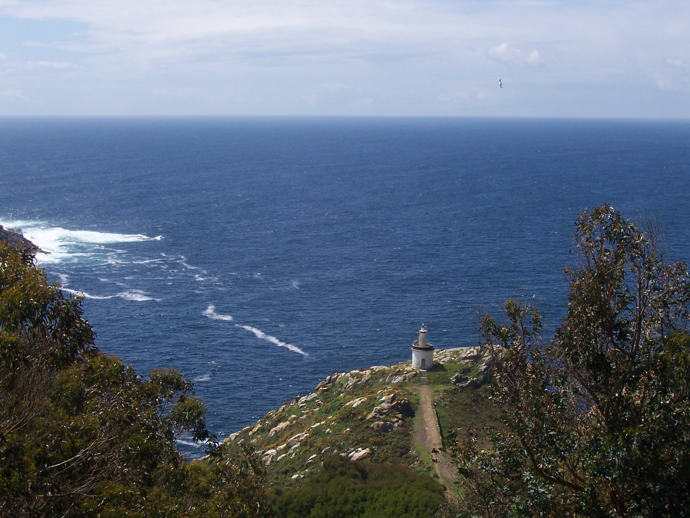 Las cuatro rutas señalizadas del parque nacional suman un total de nueve kilómetros entre miradores y playas. (Wikimedia/Pablo Costa Tirado)