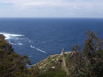 Las cuatro rutas señalizadas del parque nacional suman un total de nueve kilómetros entre miradores y playas. (Wikimedia/Pablo Costa Tirado)