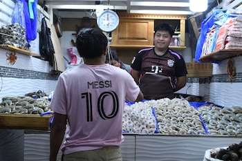(GUATEMALA), 15/07/2026.- Una persona usa una camiseta de Lionel Messi, previo al partido del Mundial de la FIFA 2026 entre Inglaterra y Argentina, este miércoles en el mercado de La Terminal, en Ciudad de Guatemala (Guatemala). EFE/ Alex Cruz