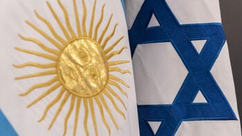 Las banderas argentina e israelí.