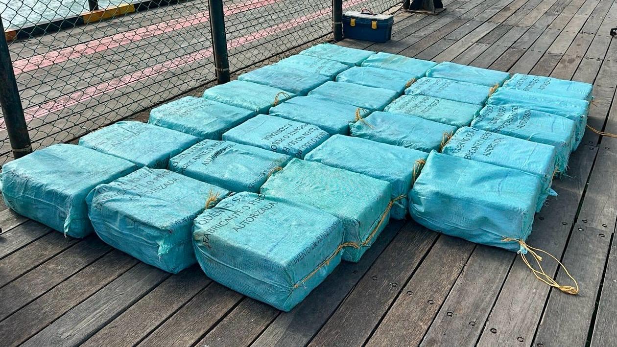 La embarcación rápida transportaba 30 bultos con 741 paquetes que dieron positivo para clorhidrato de cocaína - crédito prensa Armada de Colombia