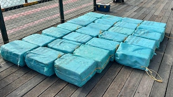 La embarcación rápida transportaba 30 bultos con 741 paquetes que dieron positivo para clorhidrato de cocaína - crédito prensa Armada de Colombia