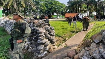 Militares llevando heridos por ataques