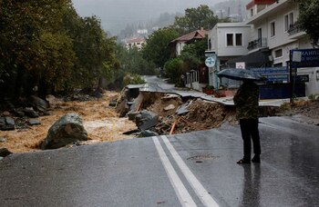 Una persona observa una carretera