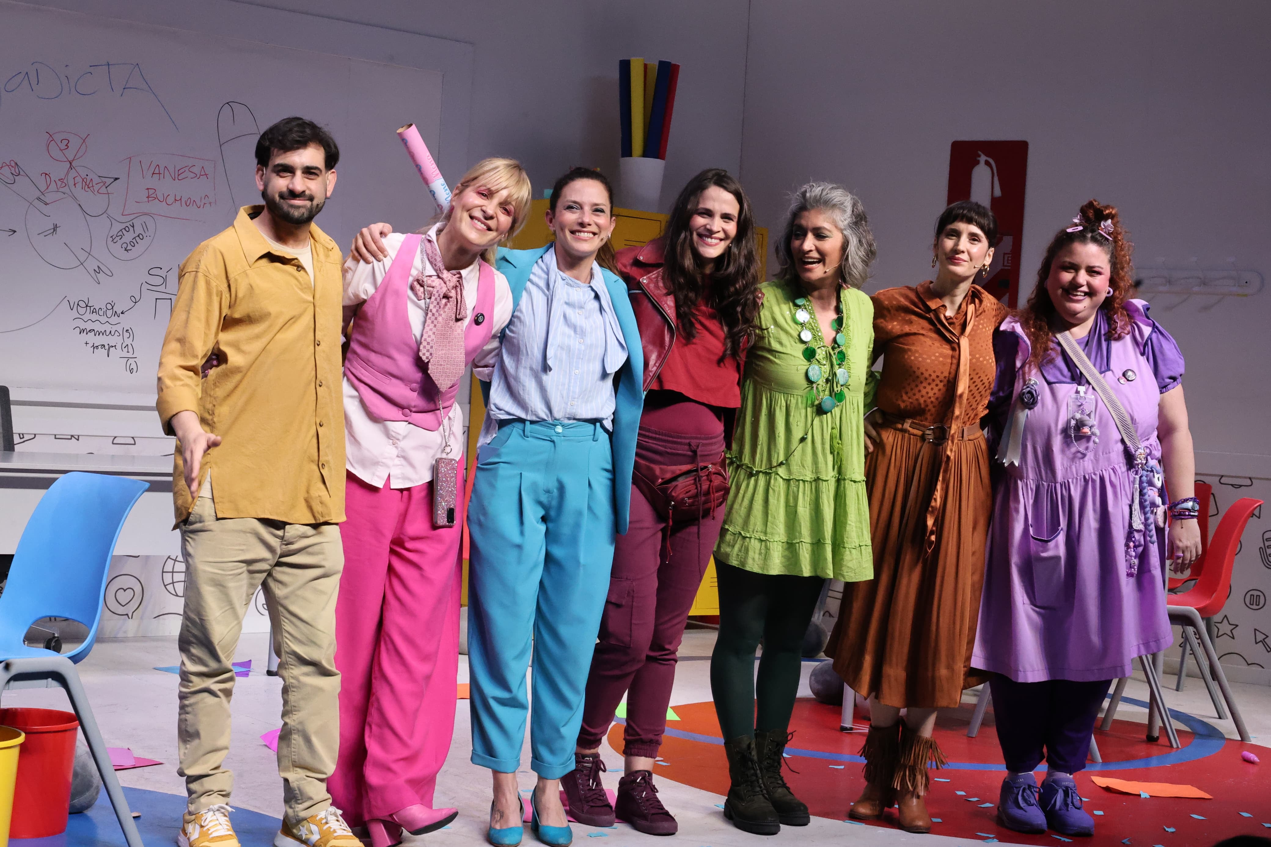 Lionel Arostegui, Manuela Pal, Mica Riera, Carla Conte y Eugenia Tobal concentrados en sus teléfonos celulares durante una representación teatral, reflejando la omnipresencia de la tecnología (Crédito: RSFOTOS)