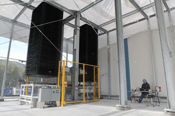 FOTO DE ARCHIVO: Un equipo llamado distribuidor utilizado para sostener bandejas de piedra caliza para capturar carbono se ve en las instalaciones de Heirloom Carbon Technologies en Brisbane, California, Estados Unidos. 1 de febrero, 2023. REUTERS/Nathan Frandino/Archivo